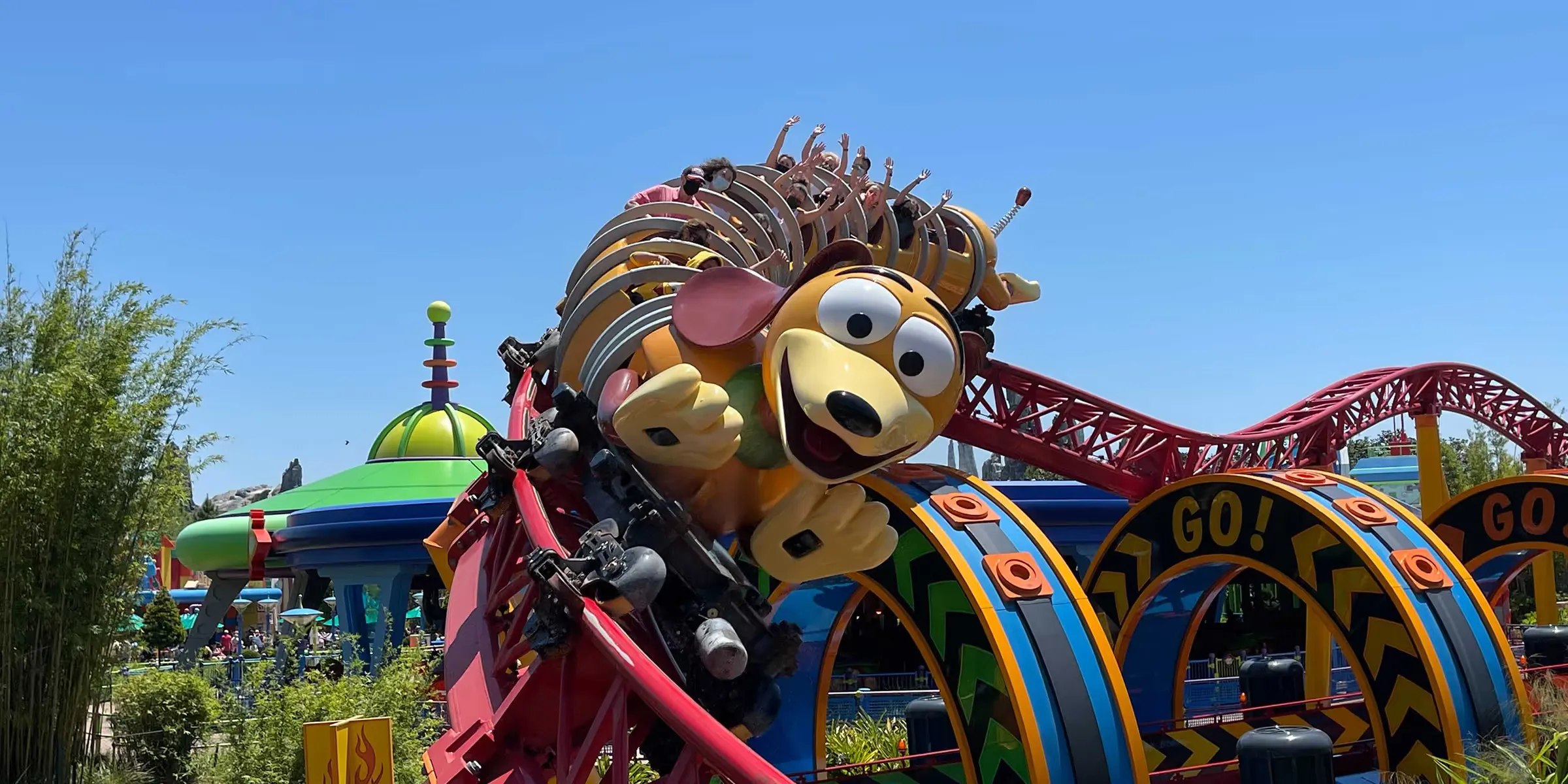 imagen sobre la atracción slinky dog dash en hollywood studios disney orlando