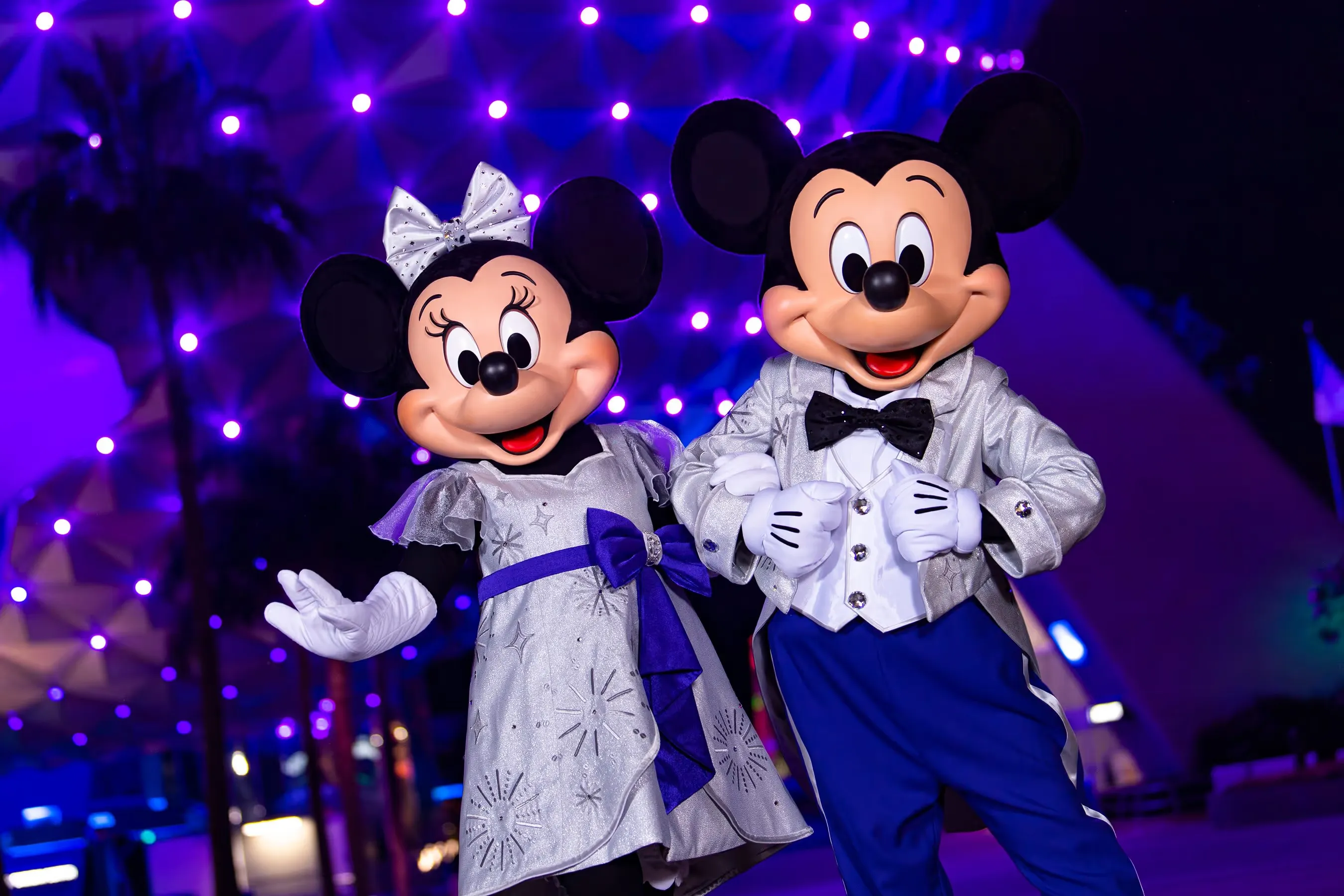 Imagen de Mickey y Minnie en EPCOT de noche