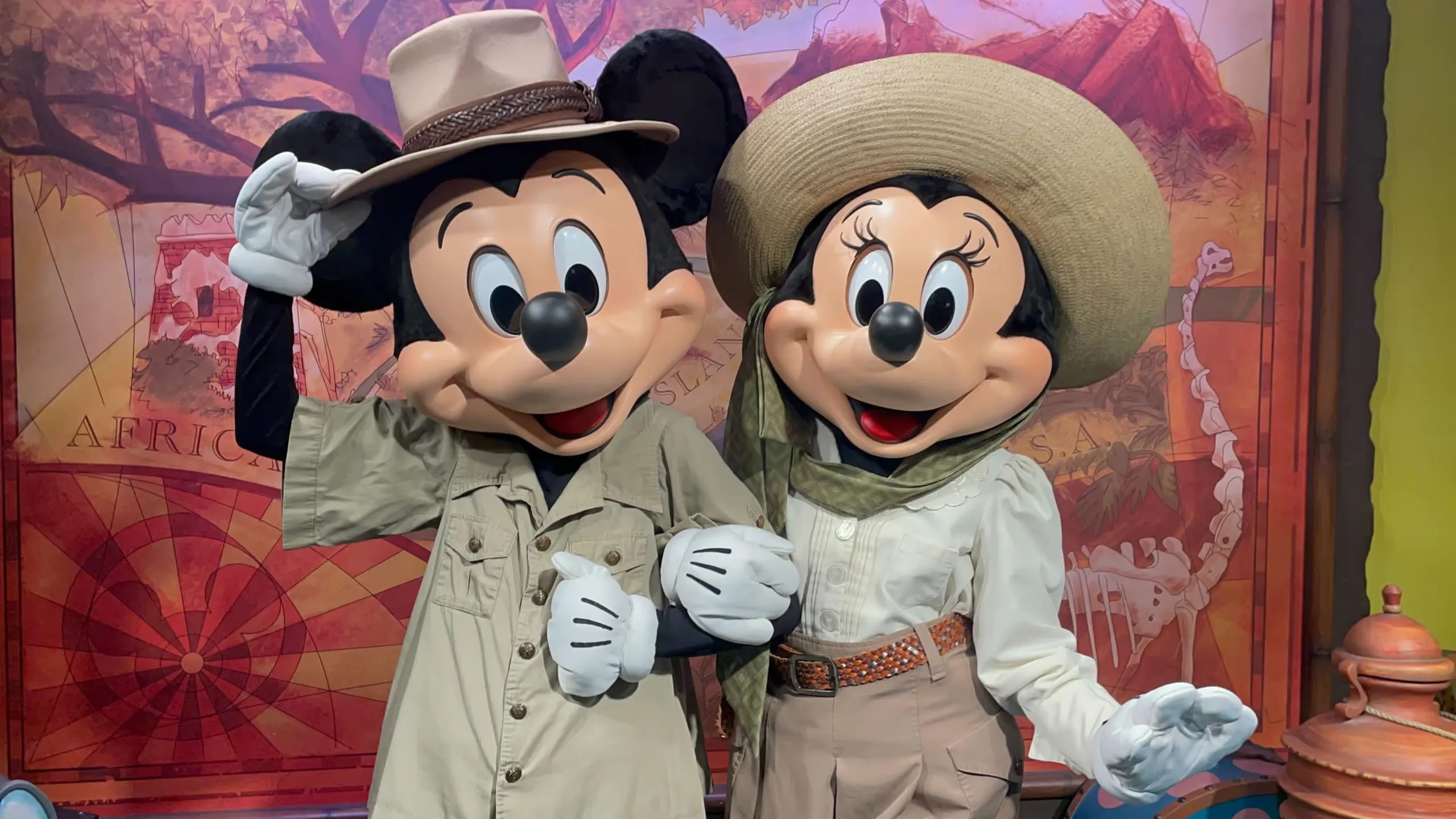 Mickey y Minnie con vestuario de safari en Animal Kingdom