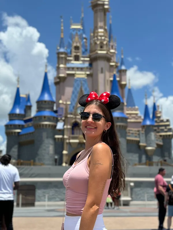 Sofi, agente de viajes de Disney y Universal, en los parques de Orlando