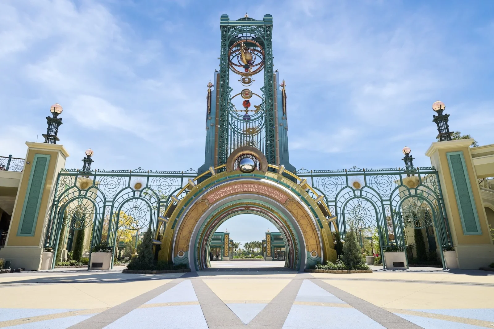 Parques de Orlando en junio con cielo azul y vegetación de verano