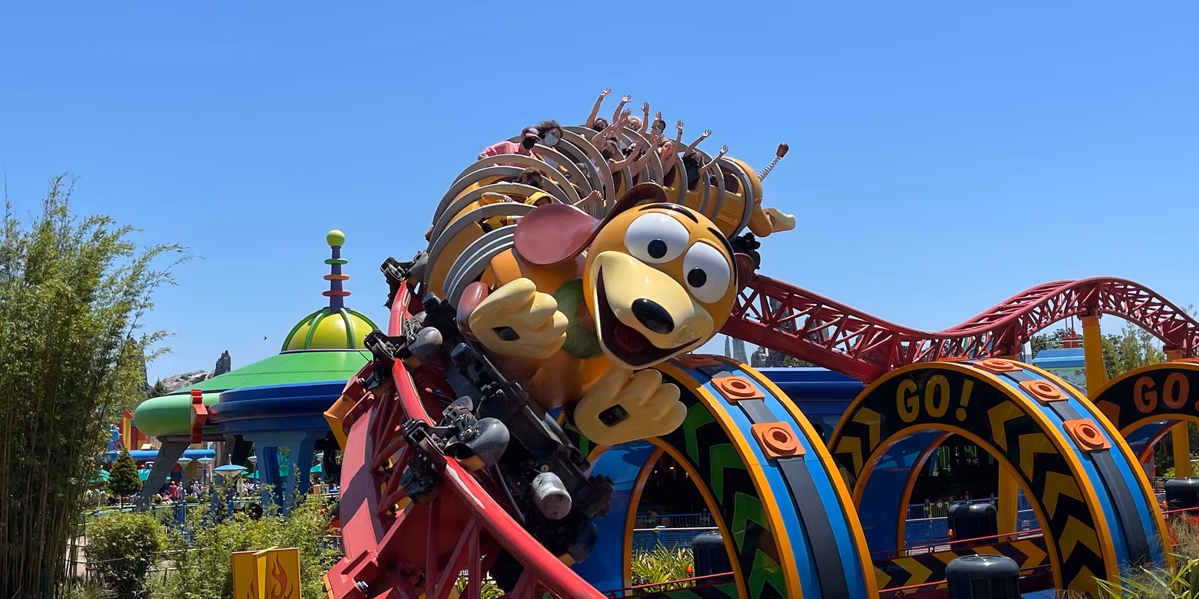 imagen sobre la atracción slinky dog dash en hollywood studios disney orlando