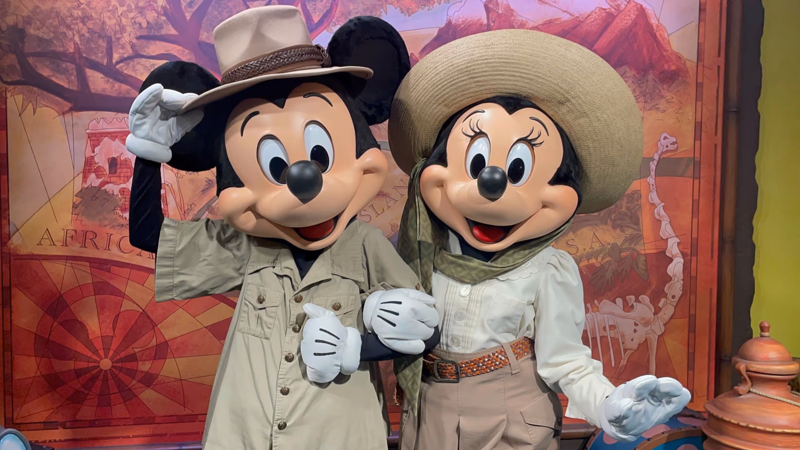 Mickey y Minnie con vestuario de safari en Animal Kingdom