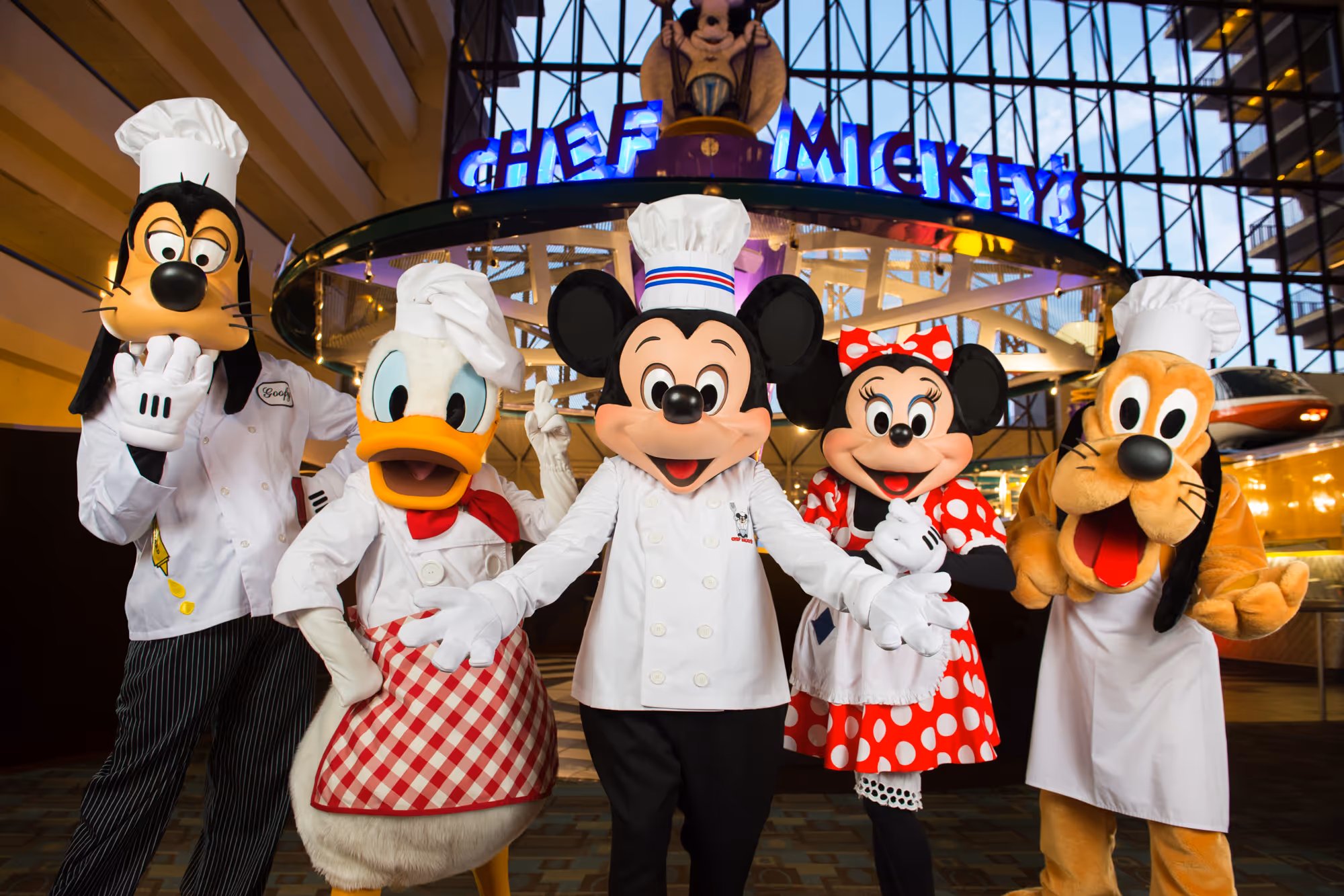 Chef Mickey's en Disney's Contemporary Resort con personajes Disney