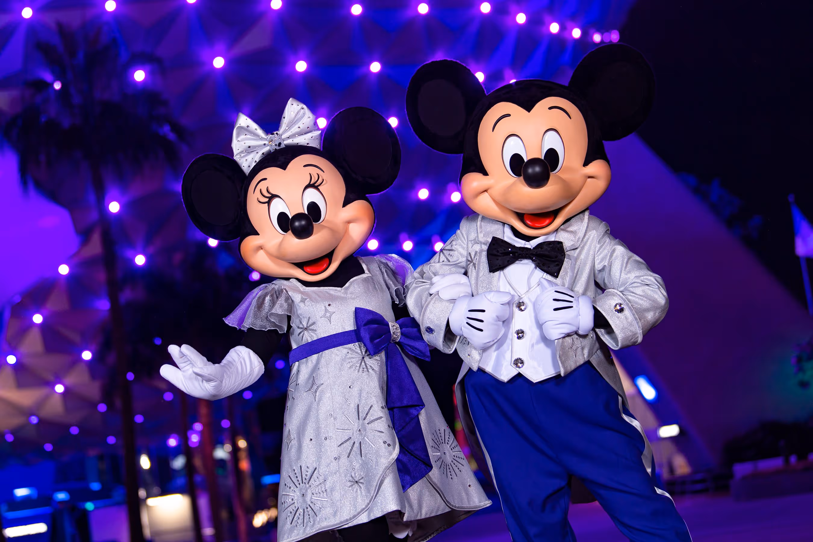 Imagen de Mickey y Minnie en EPCOT de noche